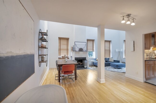 Building Photo - 456 9th St