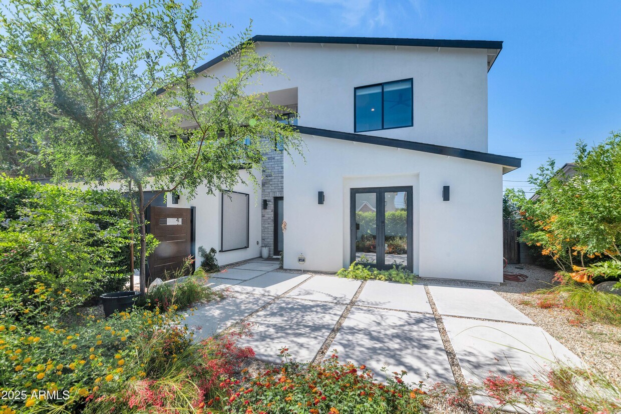 Primary Photo - 4413 E Turney Ave