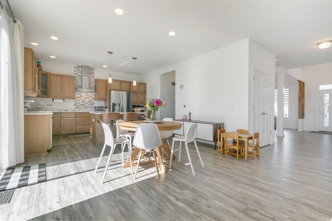 Building Photo - 323 Blackburn Bay Dr