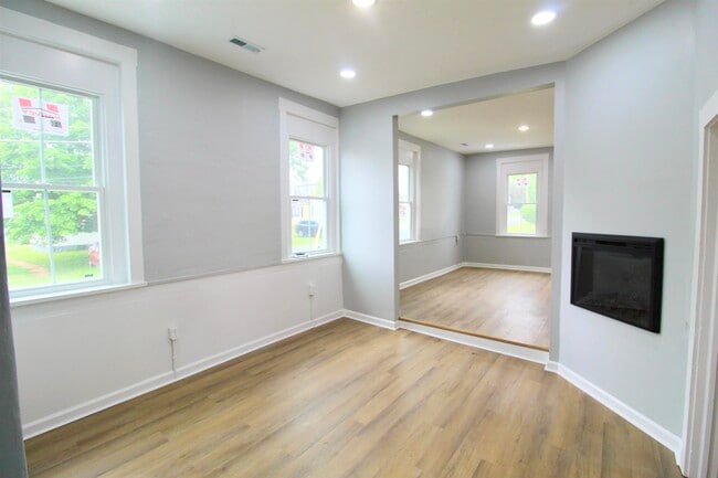Building Photo - 209 E Spotswood Ave
