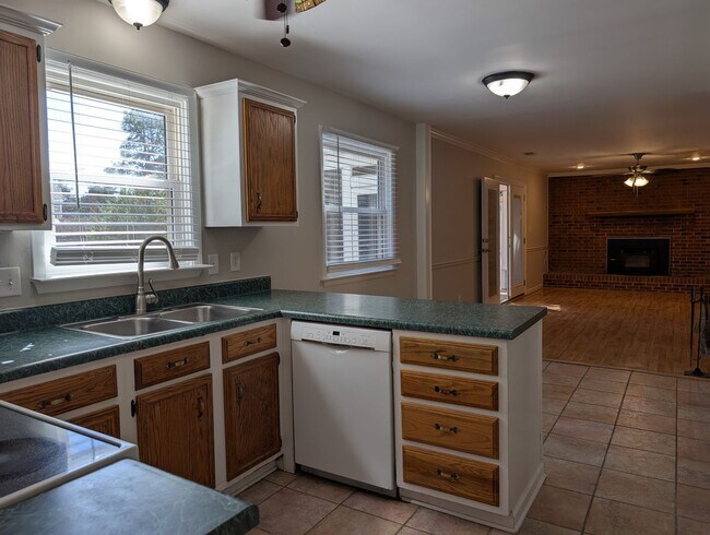 Foto del edificio - Cozy 2 story, 5 bedroom, 3.5 bathroom hous...