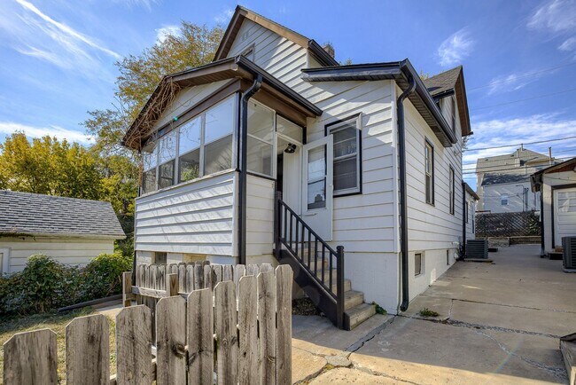 Foto del edificio - Charming 2 Bedroom with Fenced Yard & Parking Near Old Market!