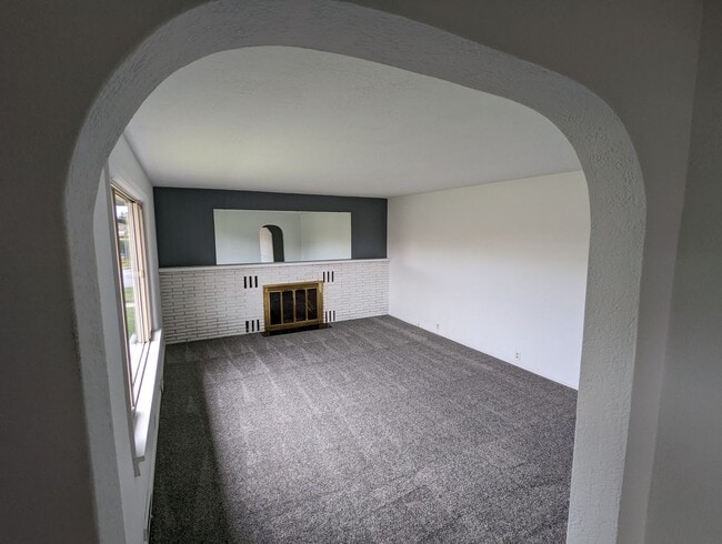 Building Photo - Beautiful Four Bedroom Two Bathroom House ...