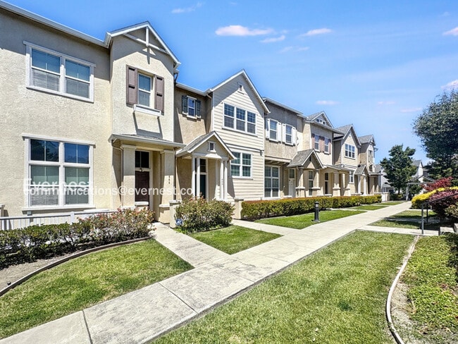 Building Photo - 650 Summer Ln