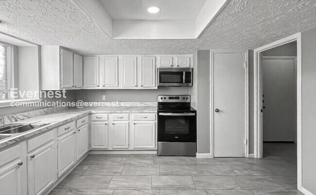 Foto del edificio - 3 Bed, 2 Bath Home with Fenced Yard & Garage / Pet-Friendly / Available Now!