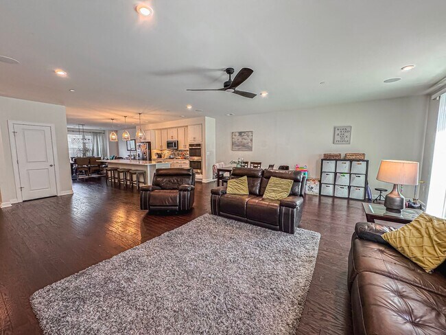 Building Photo - Luxurious 3 Bed 2.5 Bath Interior Townhome...