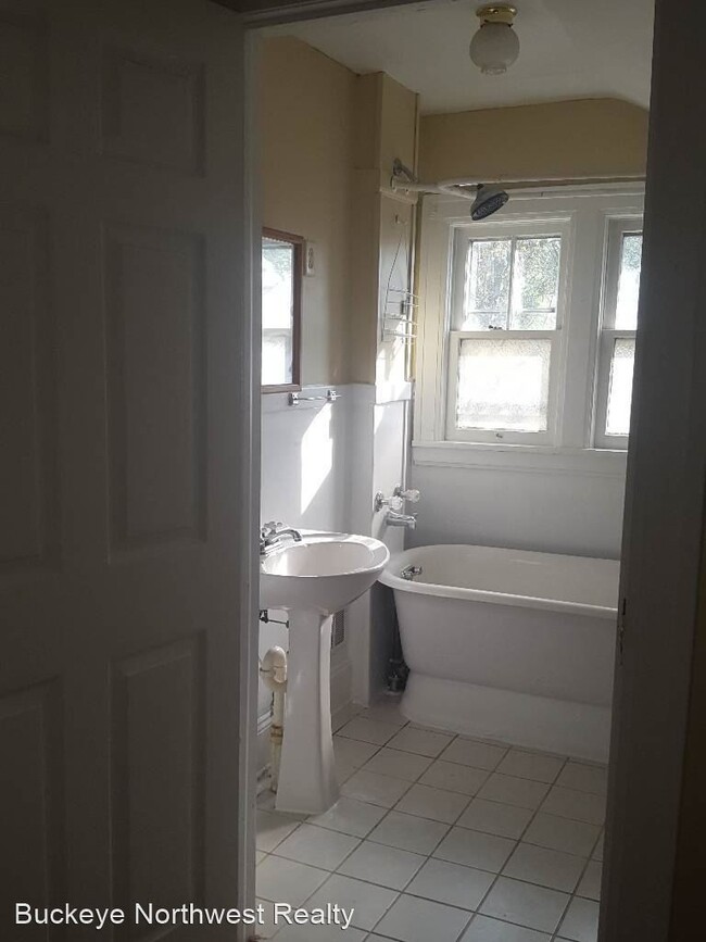 Building Photo - 3 br, 1.5 bath House - 200 Maplewood