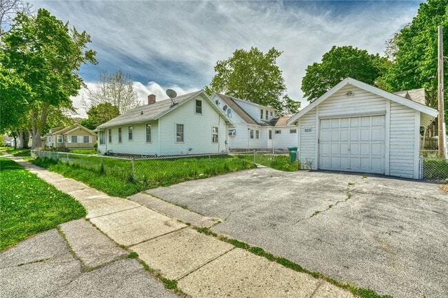 Building Photo - 4 Belford Dr