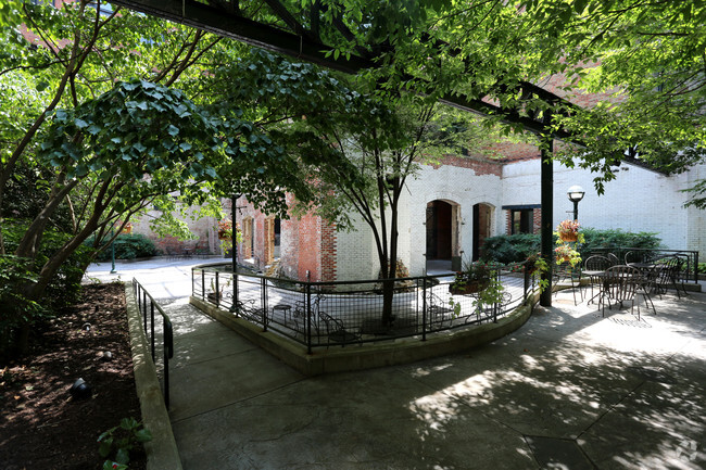 Courtyard - The River Lofts at Tobacco Row