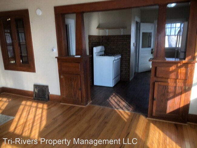 Building Photo - 3 br, 1.5 bath House - 420 E. 4th St.
