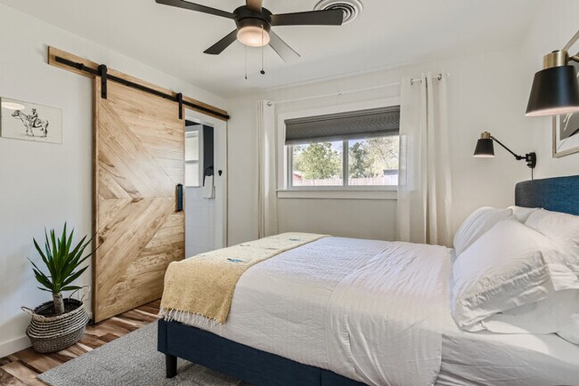 Foto del edificio - Casa Verde 4 BR Mid-century Charmer in Old...