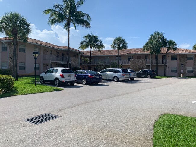 Foto del edificio - 8431 Royal Palm Blvd
