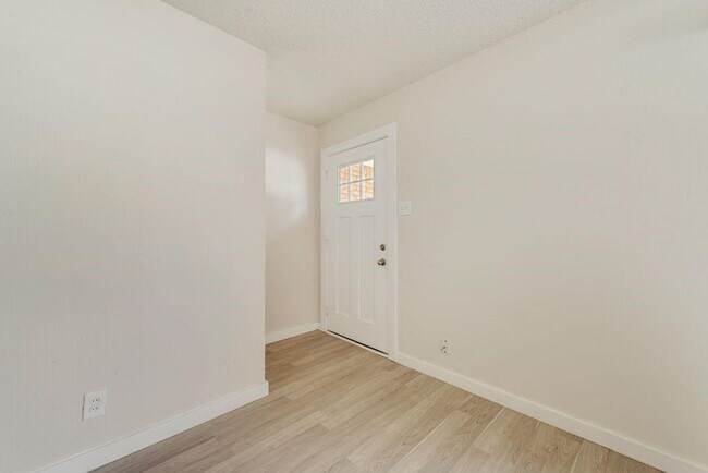 Building Photo - Welcome to this beautifully maintained hom...