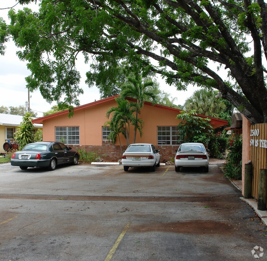 Foto del edificio - 2500 SW 18th Ter