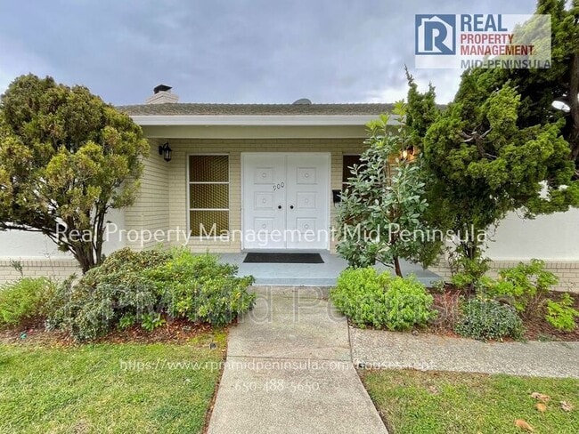 Building Photo - 900 Crestview Dr