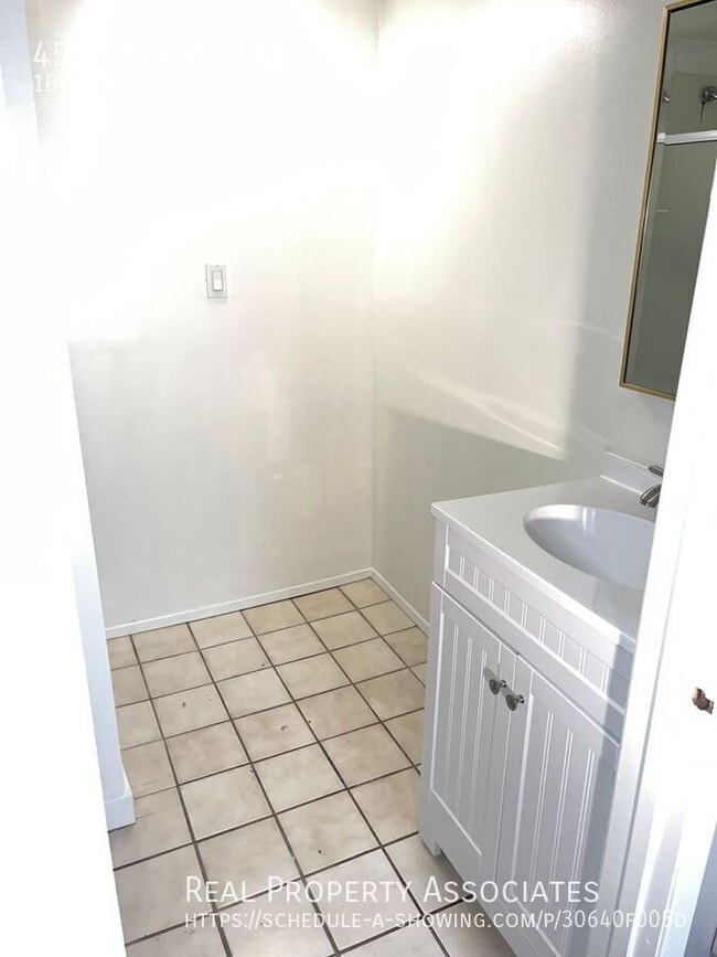 Building Photo - Affordable 1 bed w/onsite laundry