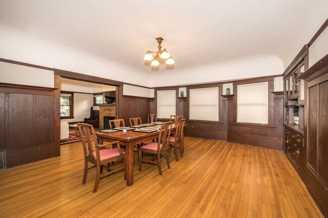 Building Photo - Spacious Home w/ Old World Charm, Steps to...