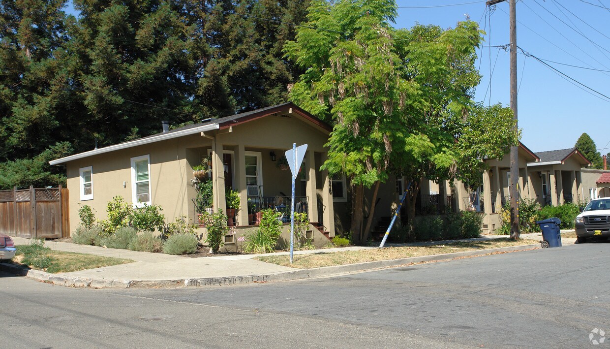 Primary Photo - 824-836 Richardson St