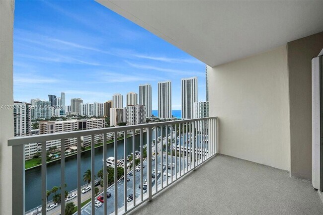 Foto del edificio - 300 Bayview Dr