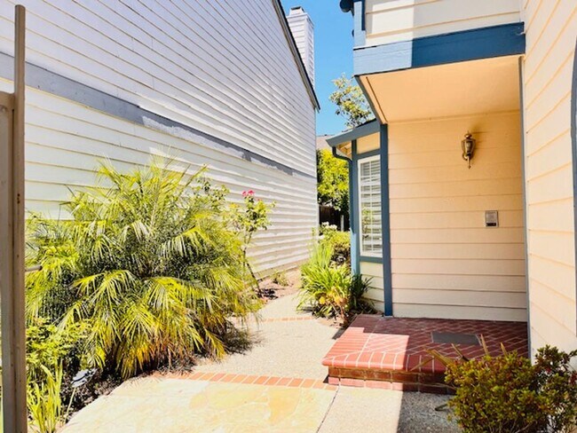Foto del edificio - Charming 4BD/2.5BA, 2-Story Home in the Ne...