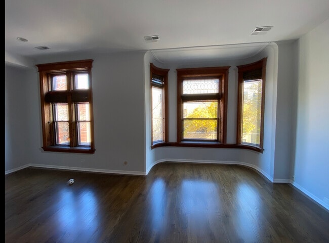 Photo - 4008 N Clarendon Ave Apartment