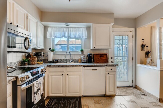 Building Photo - Beautiful Townhome in Knolls West, Centennial