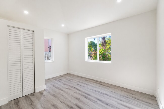 Building Photo - 113 SE 8th Ave