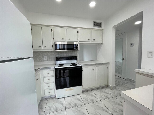 Building Photo - 20201 NE 29th Ct