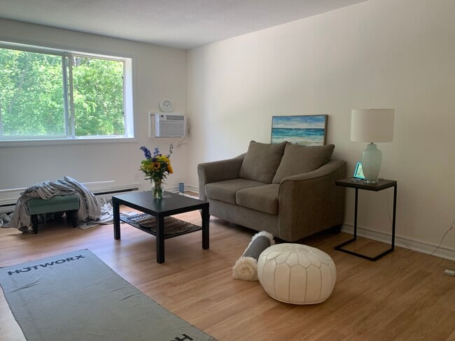 Living Room (Staged) - 17 Weld St