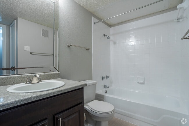 1BR, 1BA - A1 Classic - Bathroom - The Dayton
