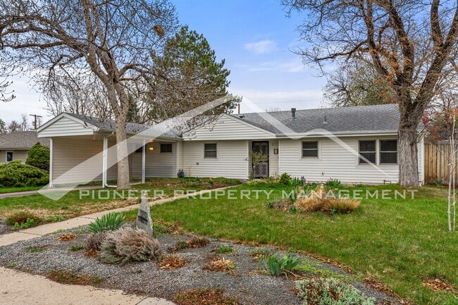 Building Photo - Spacious Home with Fenced Yard and Washer/...
