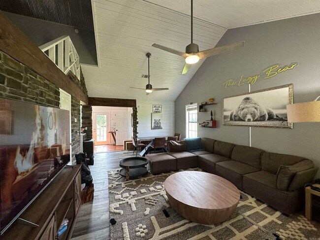 Foto del edificio - 896 Vaughn Rd