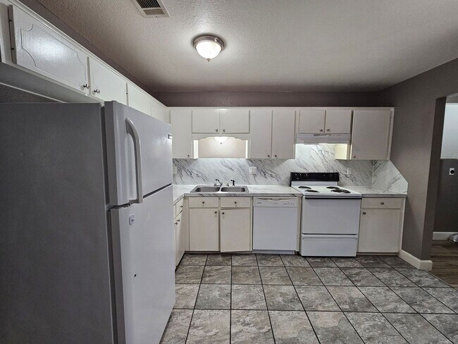 Building Photo - 1108 Circle M Dr