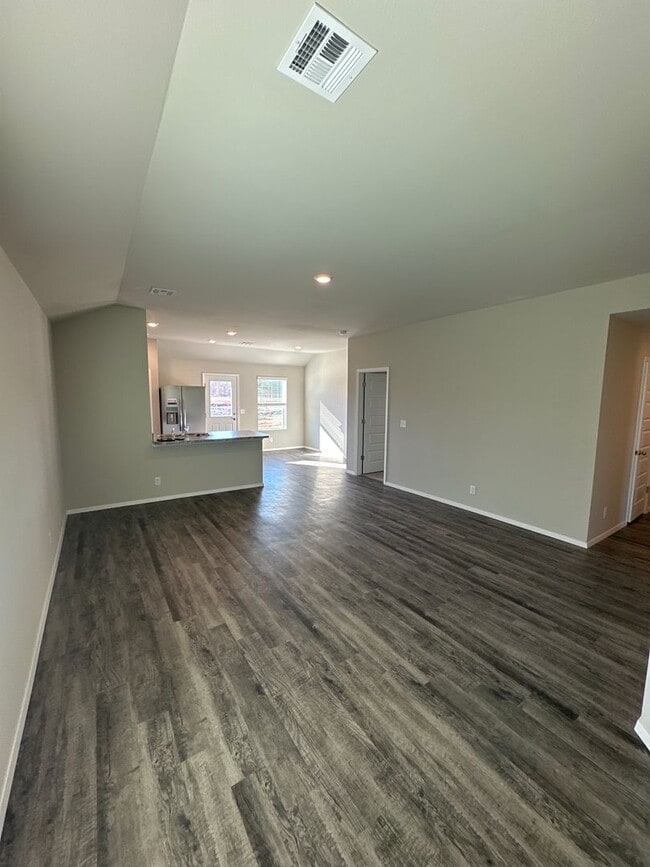 Building Photo - *Pre-leasing* NEWER Three Bedroom | Two Ba...