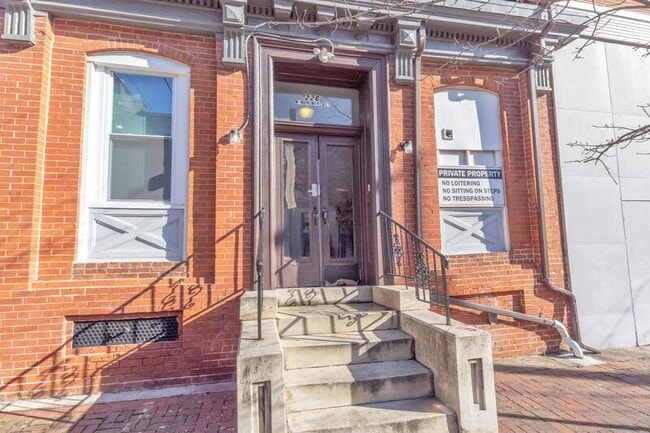Building Photo - 226 W Monument St