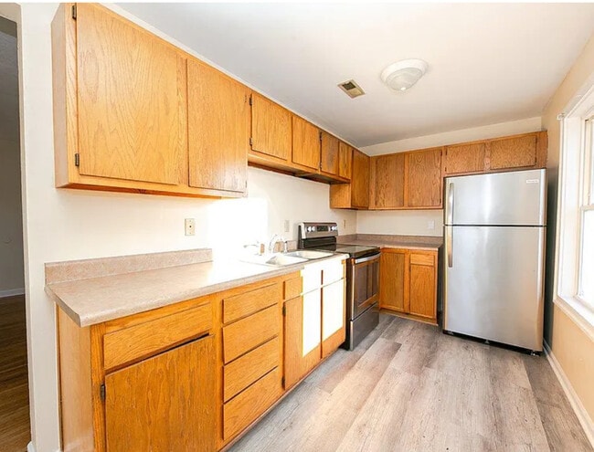 Building Photo - 305 Eaton Ave
