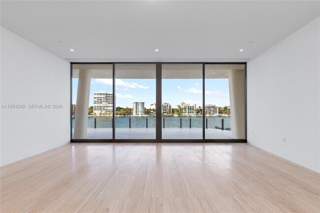 Foto del edificio - 5 Grove Isle Dr