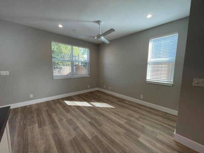Building Photo - Great 2 Bedroom Home Close to UC Davis Med...