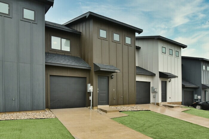 Primary Photo - Luxury 3 Bed 2.5 Bath Townhome!