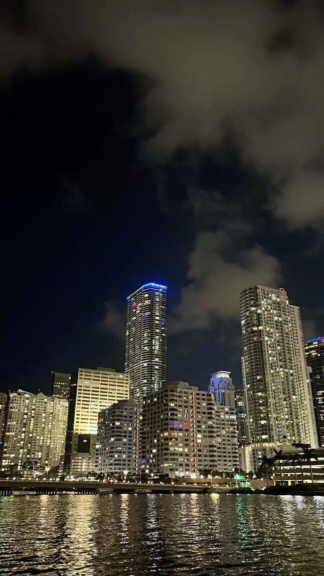 Foto del edificio - 825 Brickell Bay Dr