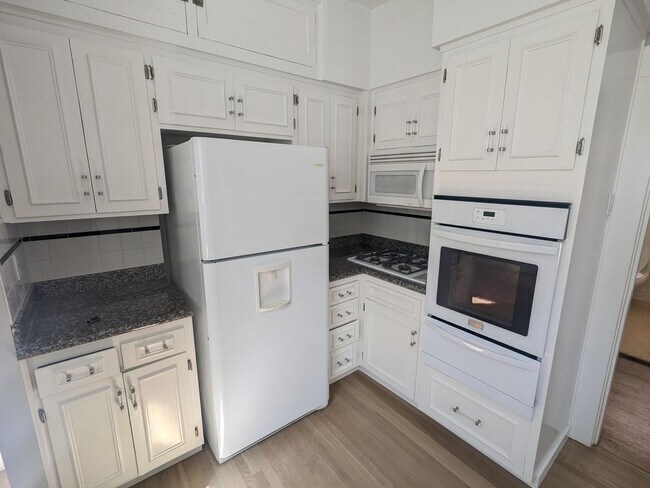 Foto del edificio - 2 Bedroom Single Family House in Parkside!