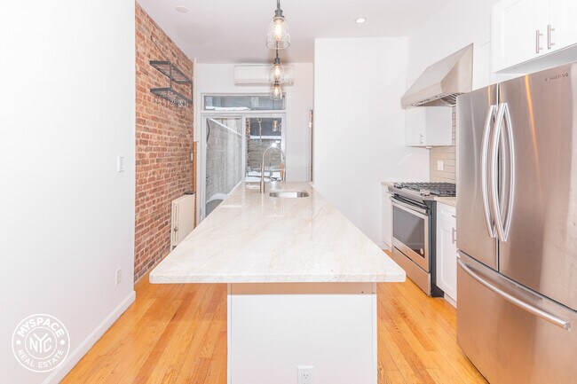 Foto del edificio - 411 Manhattan Ave