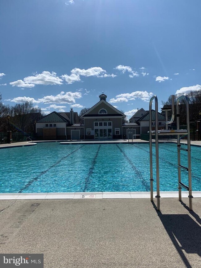 Building Photo - 717 Garden View Way