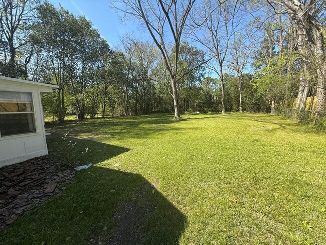 Foto del edificio - 2401 Overhill Rd