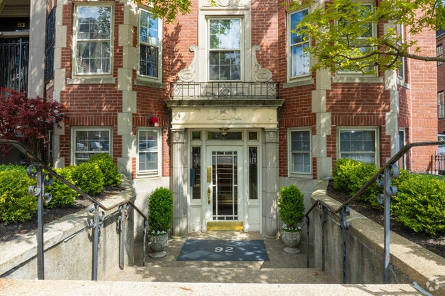 Entrance - 92 Beacon St