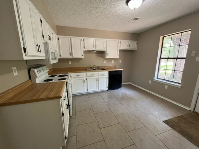 Foto del edificio - Renovated 3 Bedroom 1 Bath Home for Rent!!