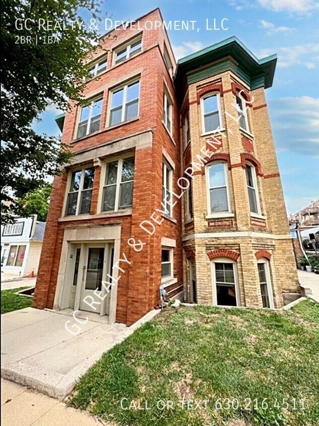 Foto principal - ***ELGIN 2 BDRM APT / HEAT INCLUDED / APPL...