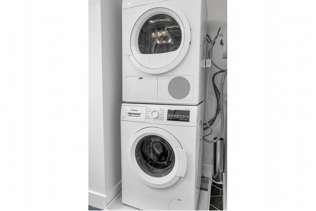 Building Photo - Designer unit in West Hollywood!