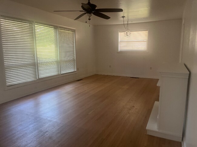 Foto del edificio - 3811 Idlewild Ave