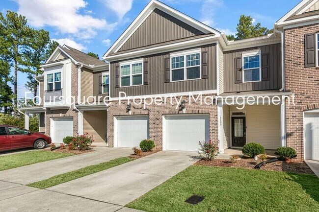 Building Photo - Townhome| Screened -In Back Porch |One Car...